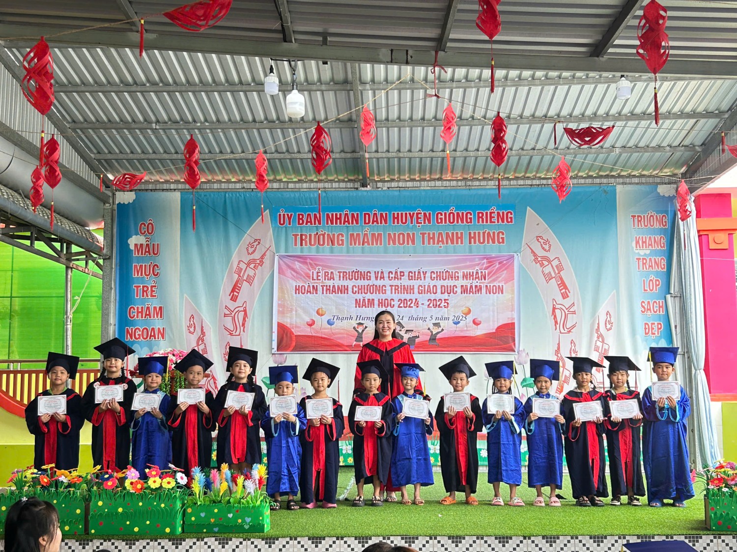 Cô Hồ Tuyết Thà - Hiệu trưởng trường trao giấy chhứng nhận Hoàn thành chương trình GD Mầm non cho các cháu