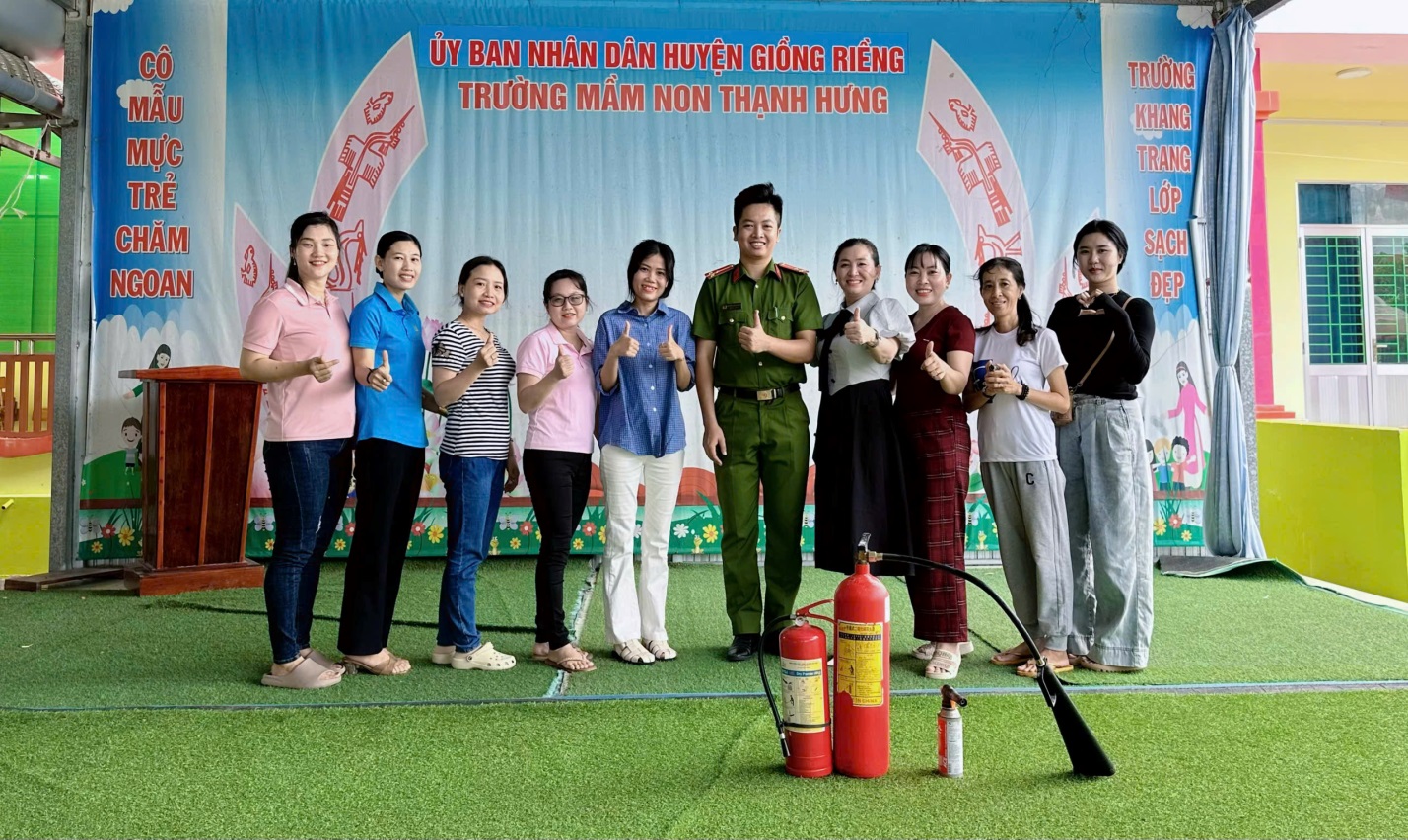 Trường Mầm non Thạnh Hưng có phối hợp công an tỉnh thuộc Đội PCCC tổ chức tuyên truyền và thực tập phương án PCCC cũng như cứu nạn cứu hộ.