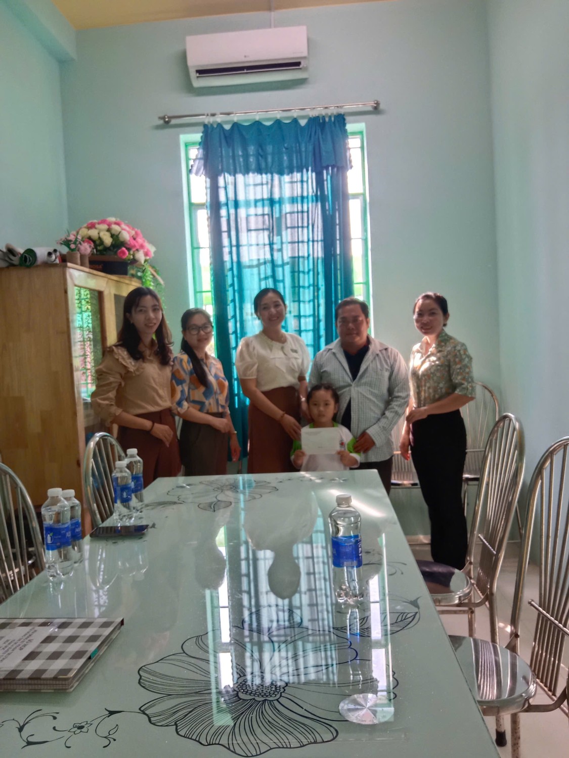 CHI BỘ TRƯỜNG MẦM NON THẠNH HƯNG ỦNG HỘ CON CỦA ĐẢNG VIÊN CÓ HOÀN CẢNH KHÓ KHĂN TỪ MÔ HÌNH “RÁC THẢI NHỰA VÌ CỘNG ĐỒNG”