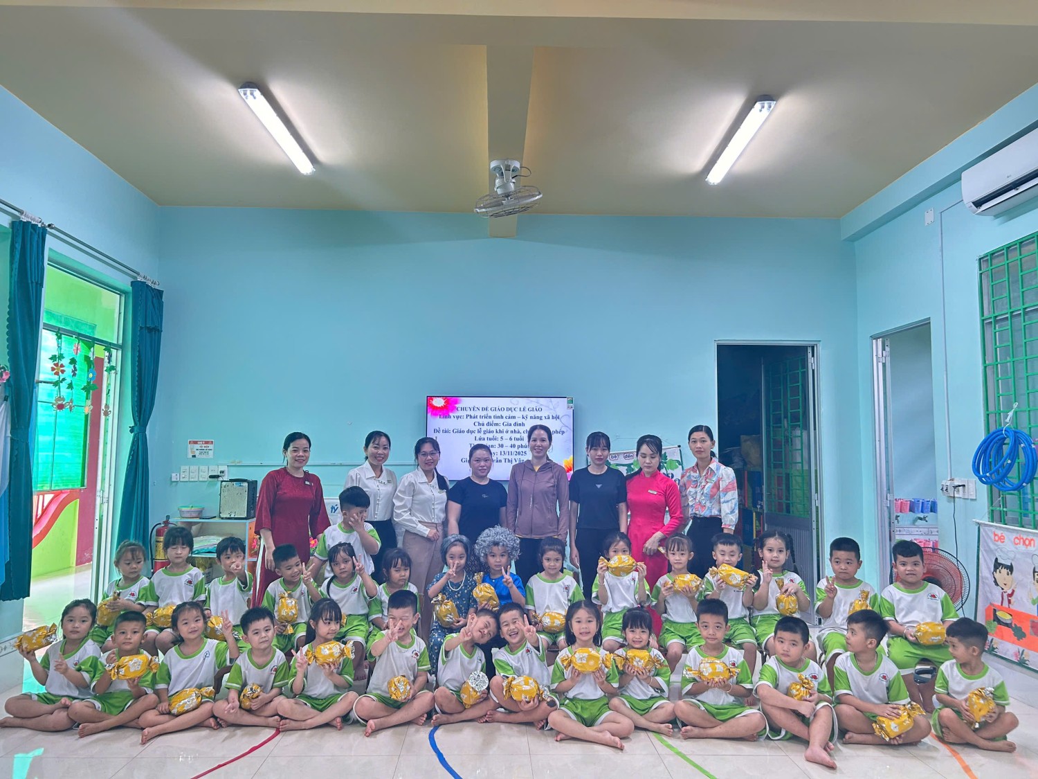 GIAO LƯU CHUYÊN ĐỀ GIÁO DỤC KỸ NĂNG LỄ GIÁO CHO TRẺ LỚP LÁ 2 TRƯỜNG MẦM NON THẠNH HƯNG